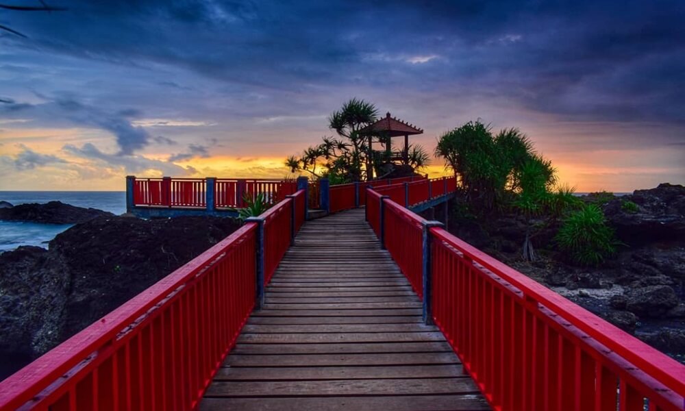 Jembatan Merah Pantai Menganti Kebumen